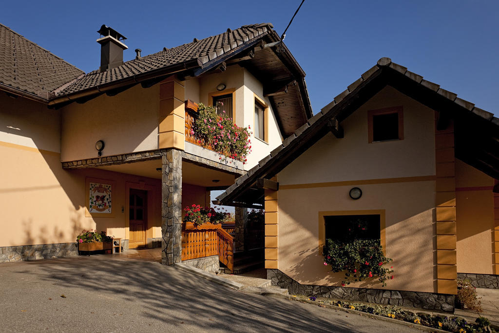 Ferienwohnung Tourist Farm Škrbina Otočec Exterior foto