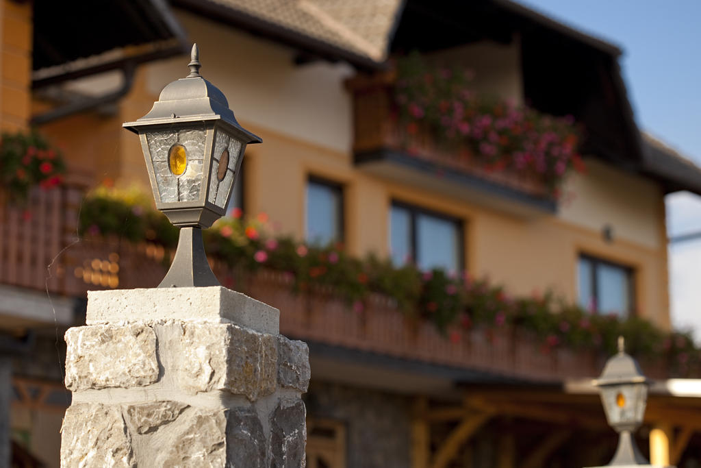 Ferienwohnung Tourist Farm Škrbina Otočec Exterior foto
